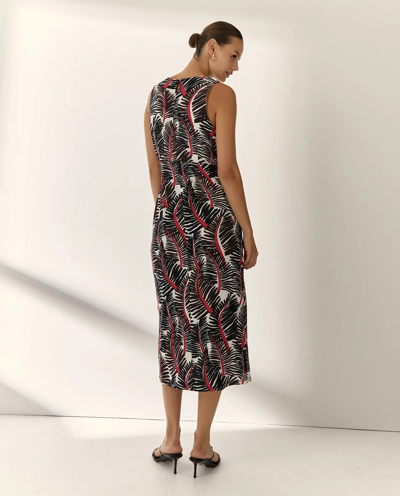 Vestido midi punto estampado cuello pico sin mangas - Imagen 4